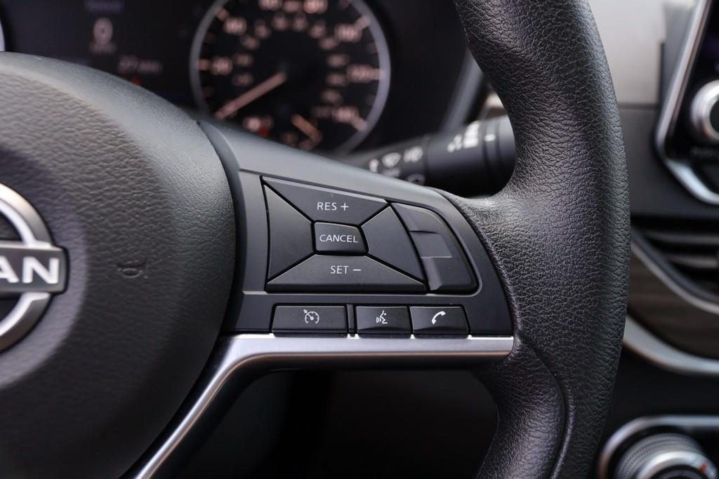 Nissan Altima Vehicle Image 12