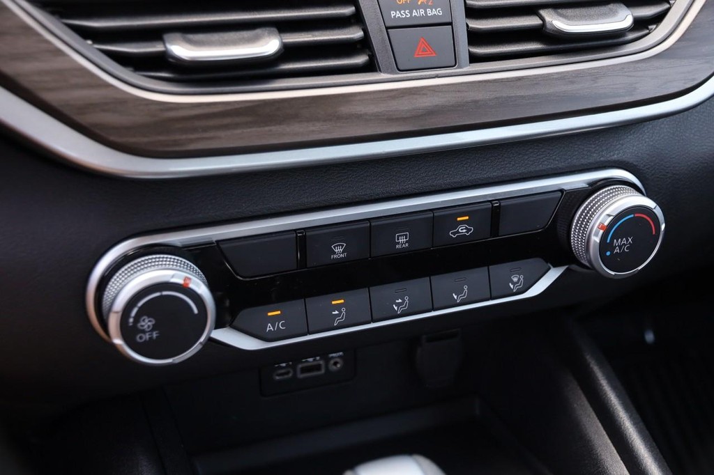Nissan Altima Vehicle Image 17