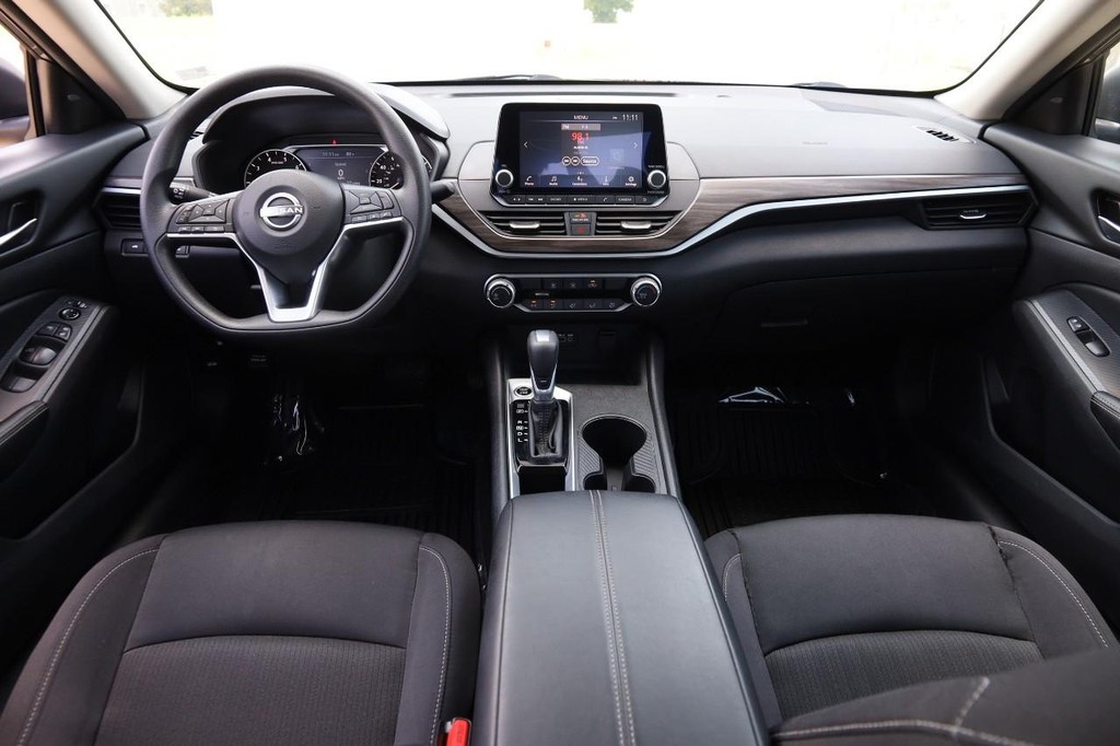 Nissan Altima Vehicle Image 20