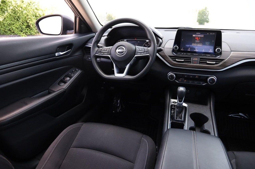 Nissan Altima Vehicle Image 21