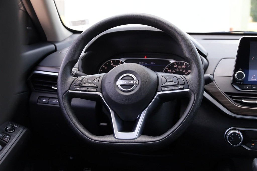 Nissan Altima Vehicle Image 22