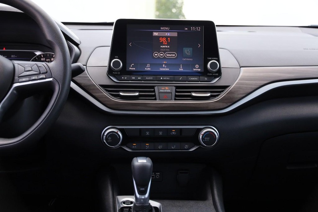 Nissan Altima Vehicle Image 23