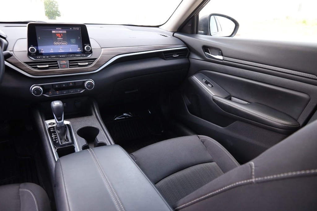 Nissan Altima Vehicle Image 24