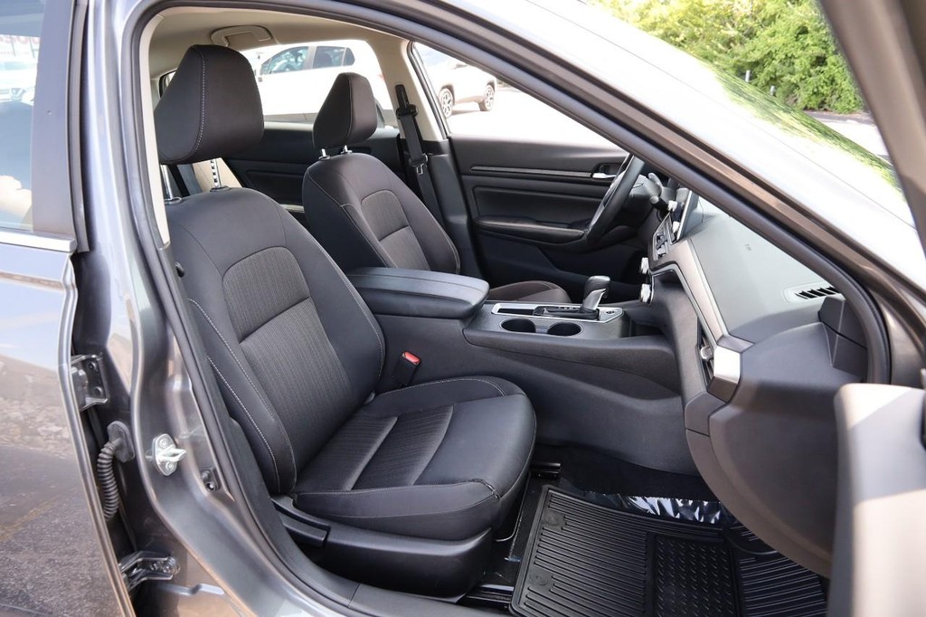Nissan Altima Vehicle Image 25