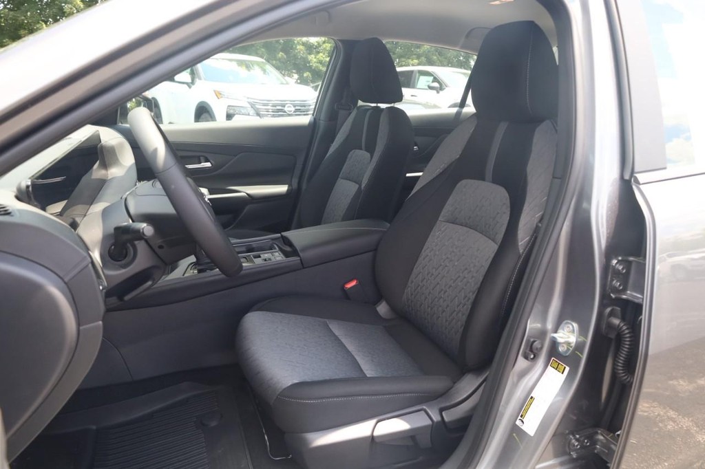 Nissan Sentra Vehicle Full-screen Gallery Image 20