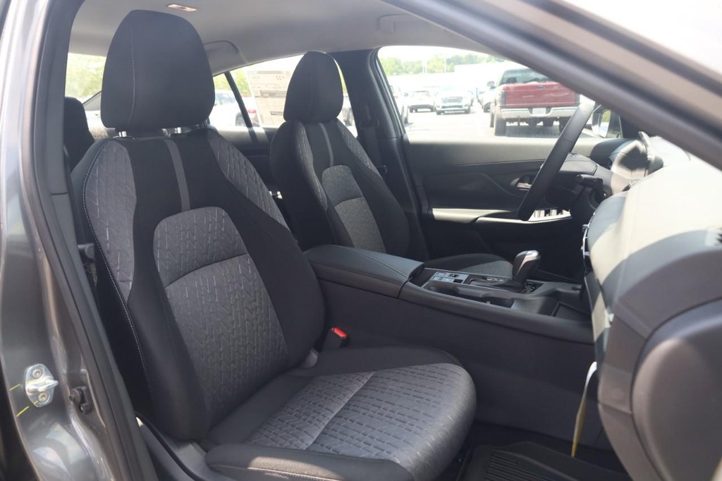 Nissan Sentra Vehicle Full-screen Gallery Image 21