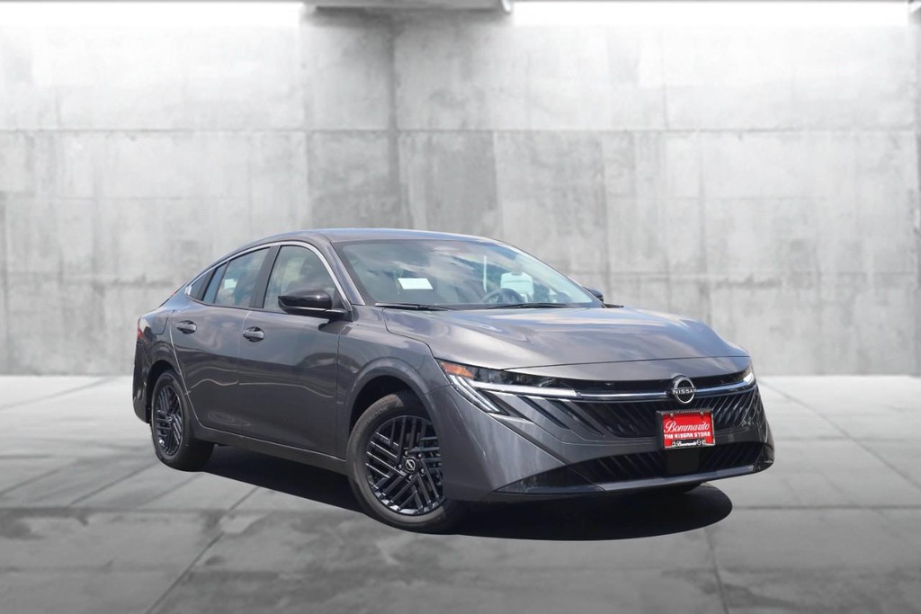 Nissan Sentra Vehicle Full-screen Gallery Image 2