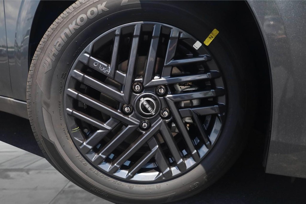 Nissan Sentra Vehicle Full-screen Gallery Image 3
