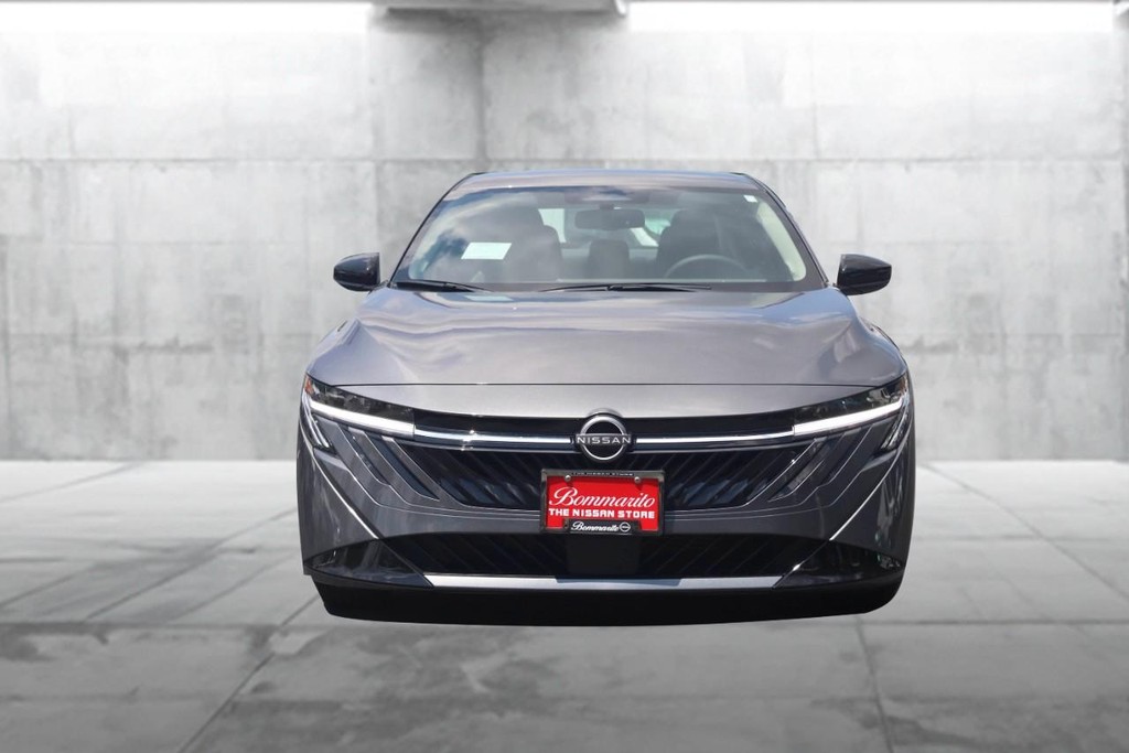 Nissan Sentra Vehicle Full-screen Gallery Image 4