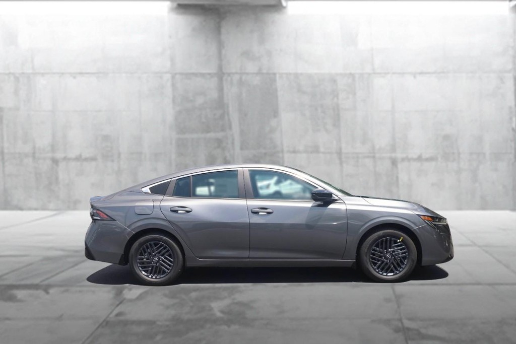Nissan Sentra Vehicle Full-screen Gallery Image 5