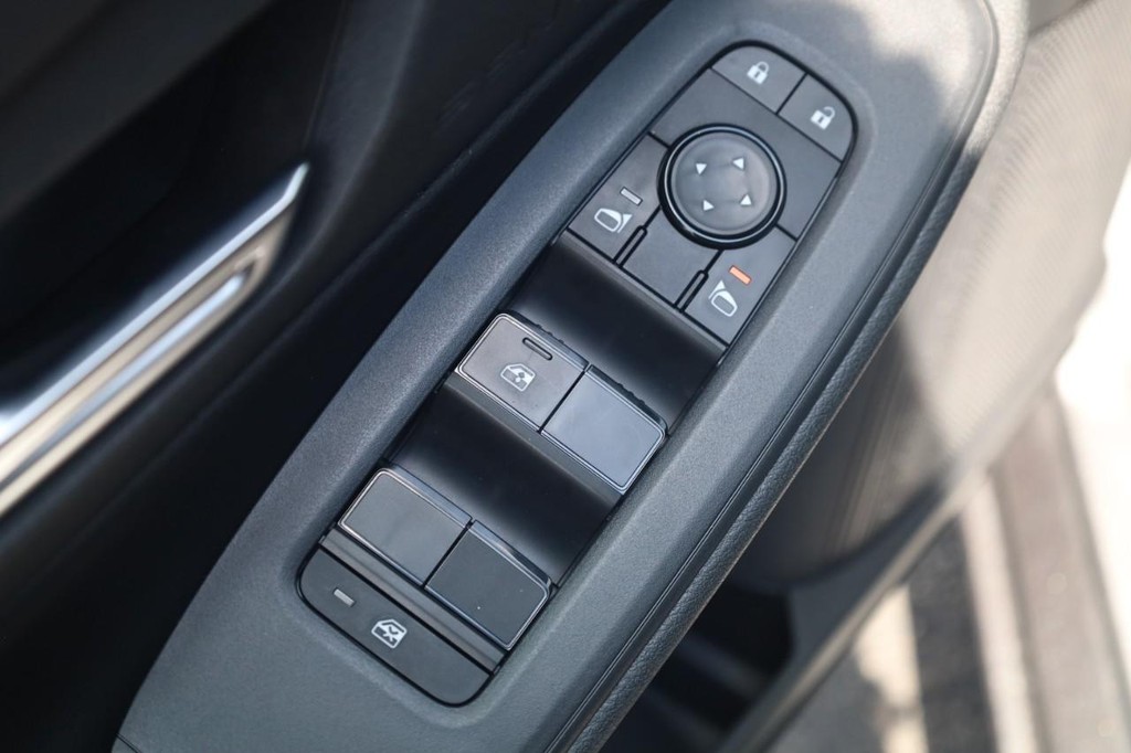 Nissan Sentra Vehicle Full-screen Gallery Image 11