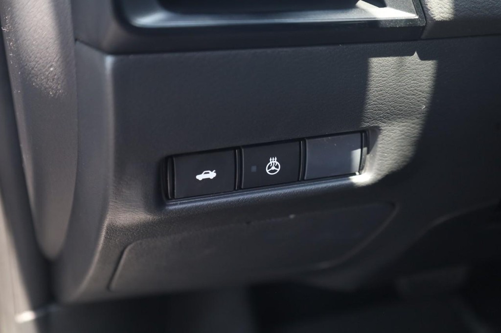 Nissan Sentra Vehicle Full-screen Gallery Image 12