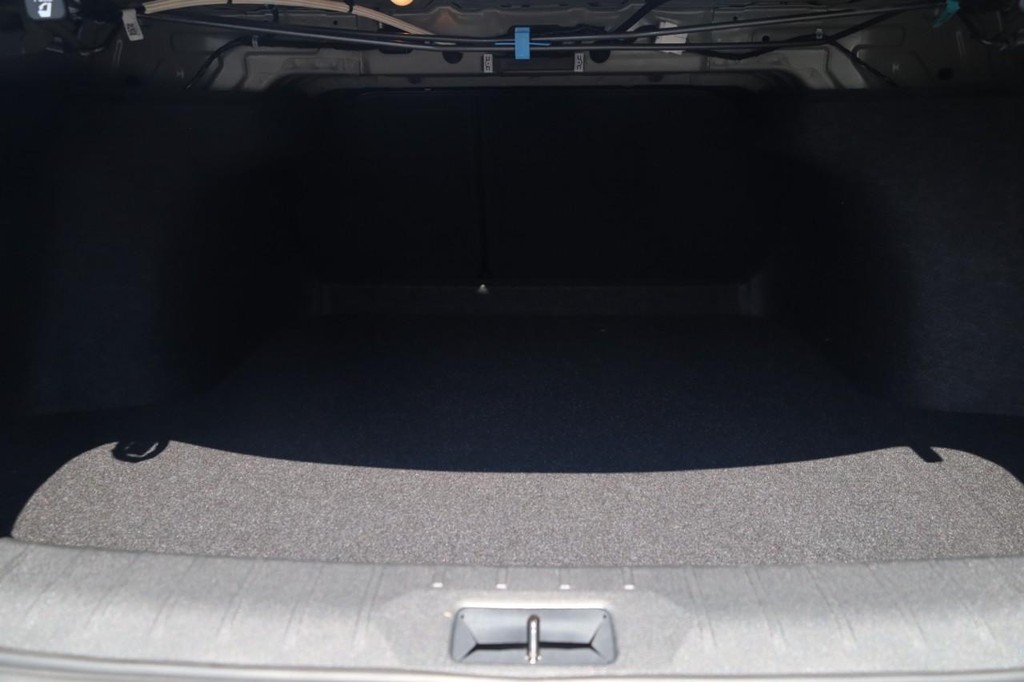 Nissan Sentra Vehicle Full-screen Gallery Image 23