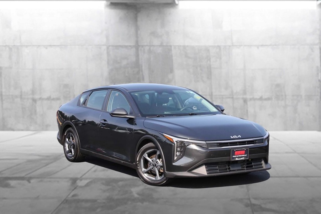 Kia K4 Vehicle Full-screen Gallery Image 2