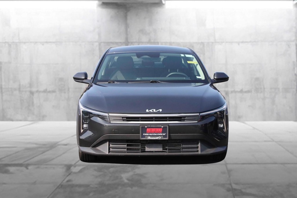 Kia K4 Vehicle Full-screen Gallery Image 4