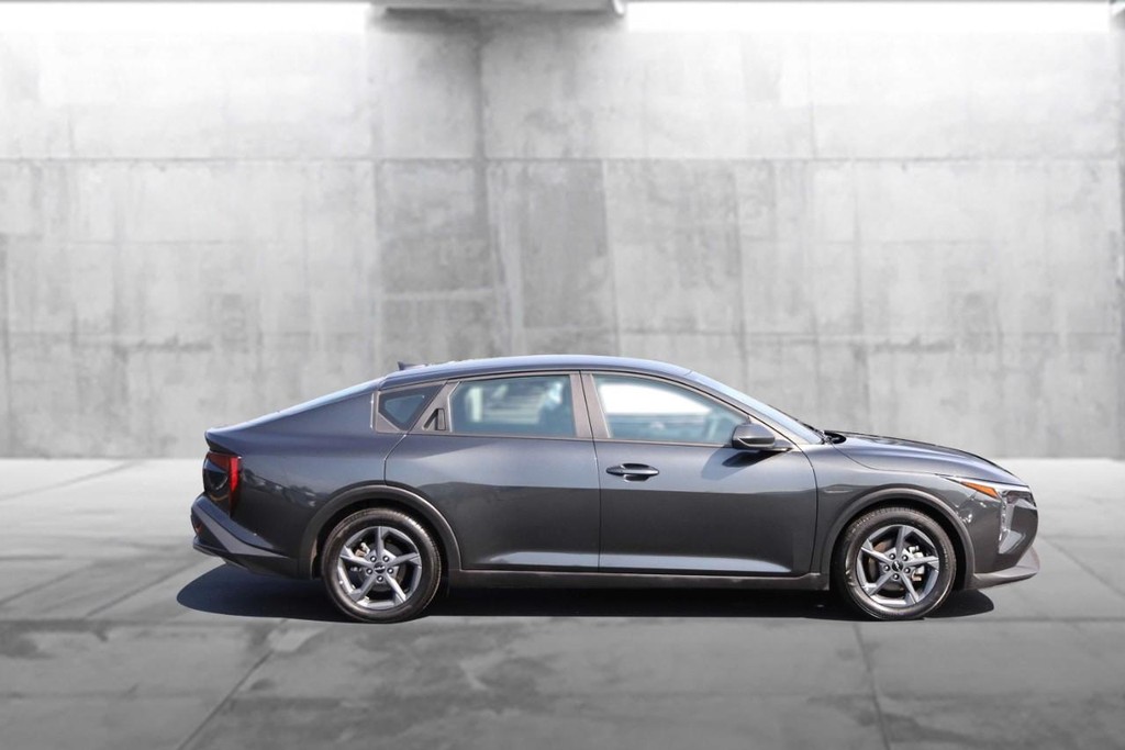 Kia K4 Vehicle Full-screen Gallery Image 5