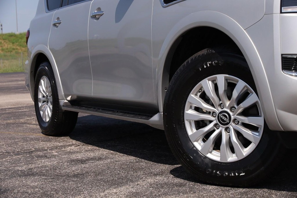 Nissan Armada Vehicle Full-screen Gallery Image 3