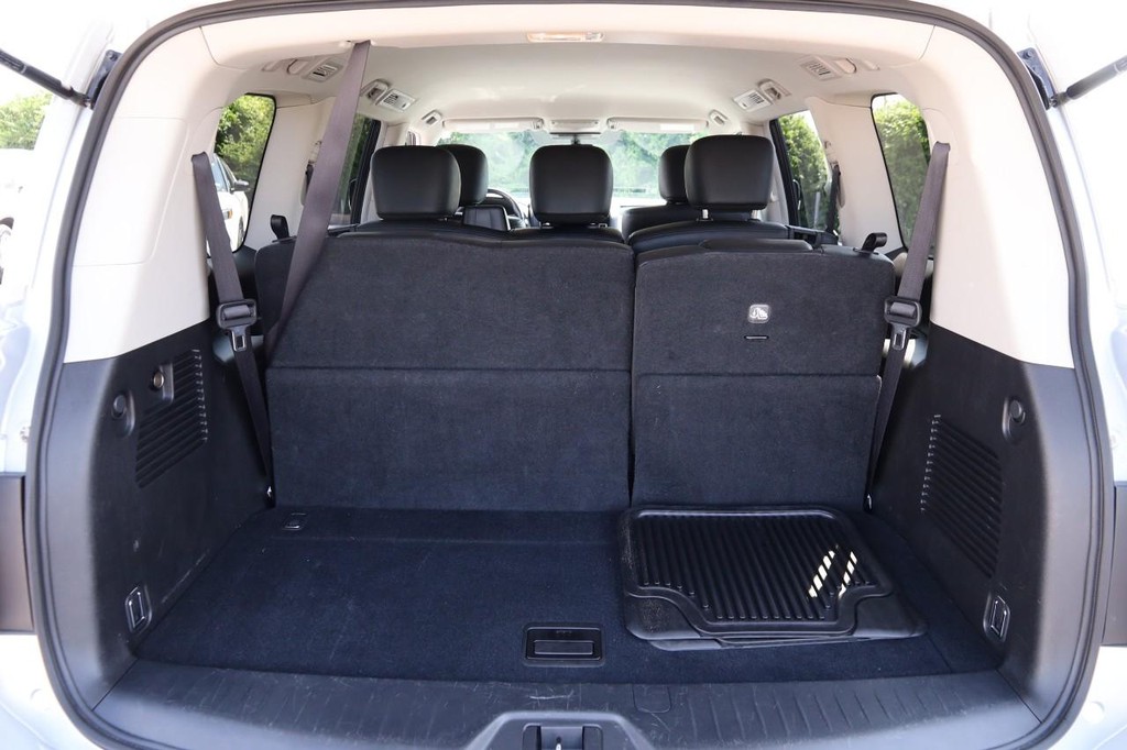 Nissan Armada Vehicle Full-screen Gallery Image 7