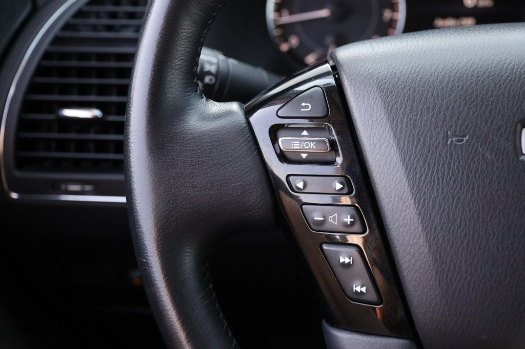 Nissan Armada Vehicle Full-screen Gallery Image 12