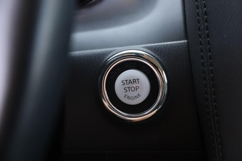 Nissan Armada Vehicle Full-screen Gallery Image 15