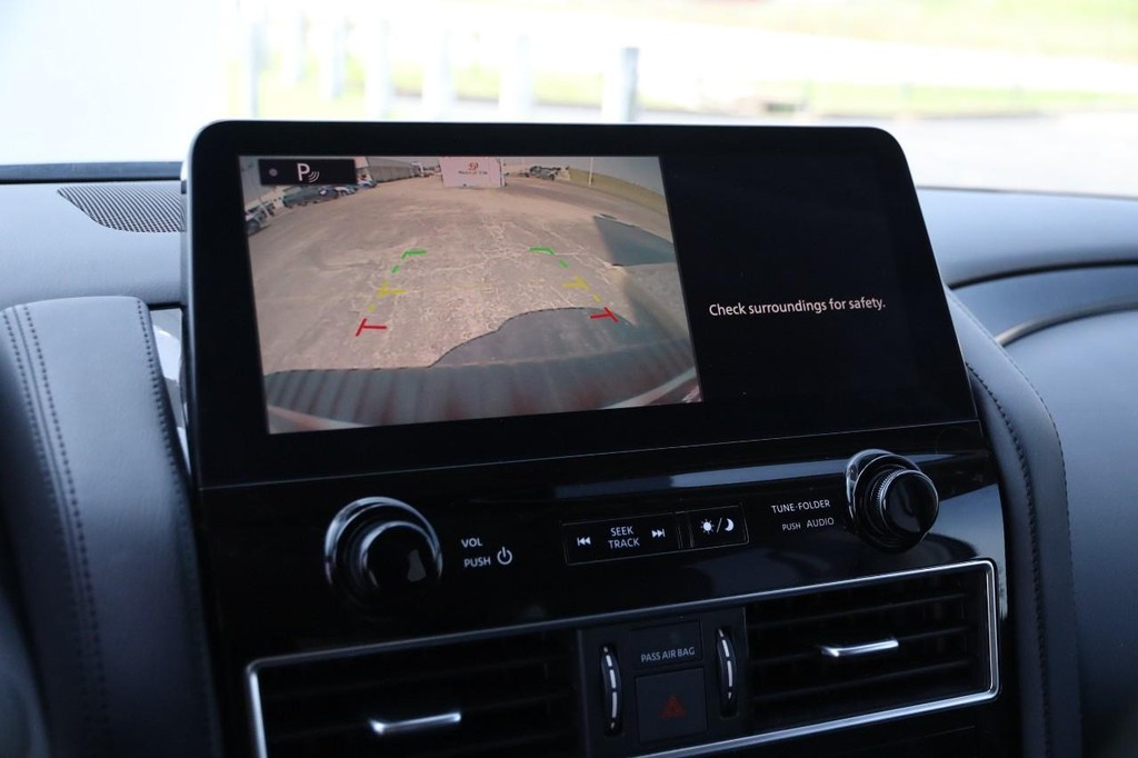 Nissan Armada Vehicle Full-screen Gallery Image 17