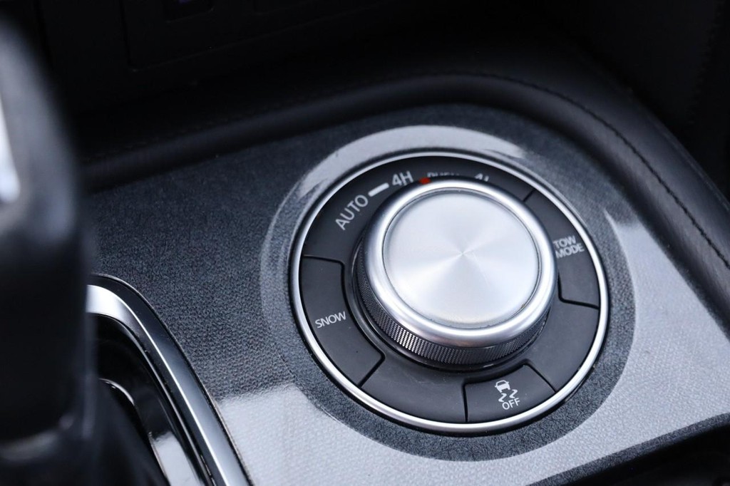 Nissan Armada Vehicle Full-screen Gallery Image 20