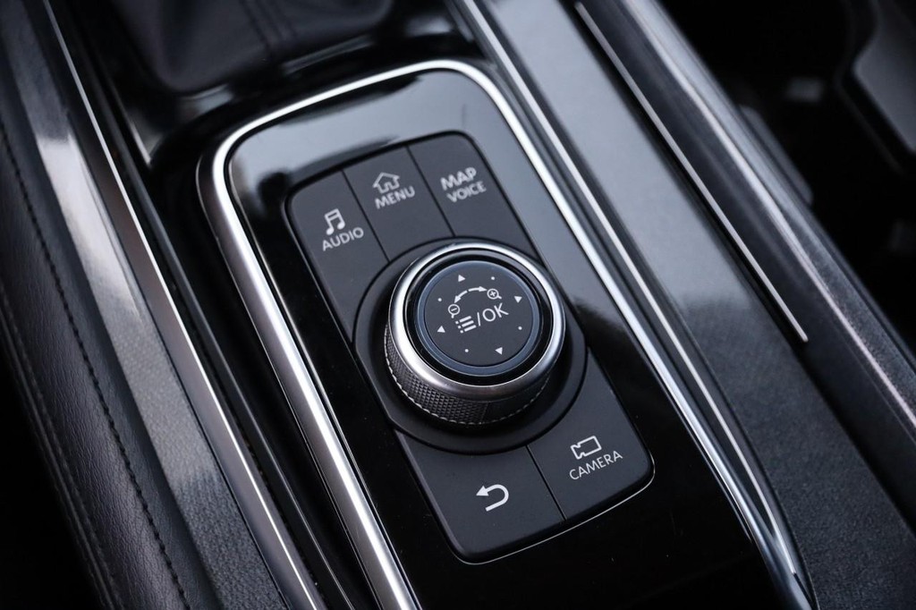 Nissan Armada Vehicle Full-screen Gallery Image 21