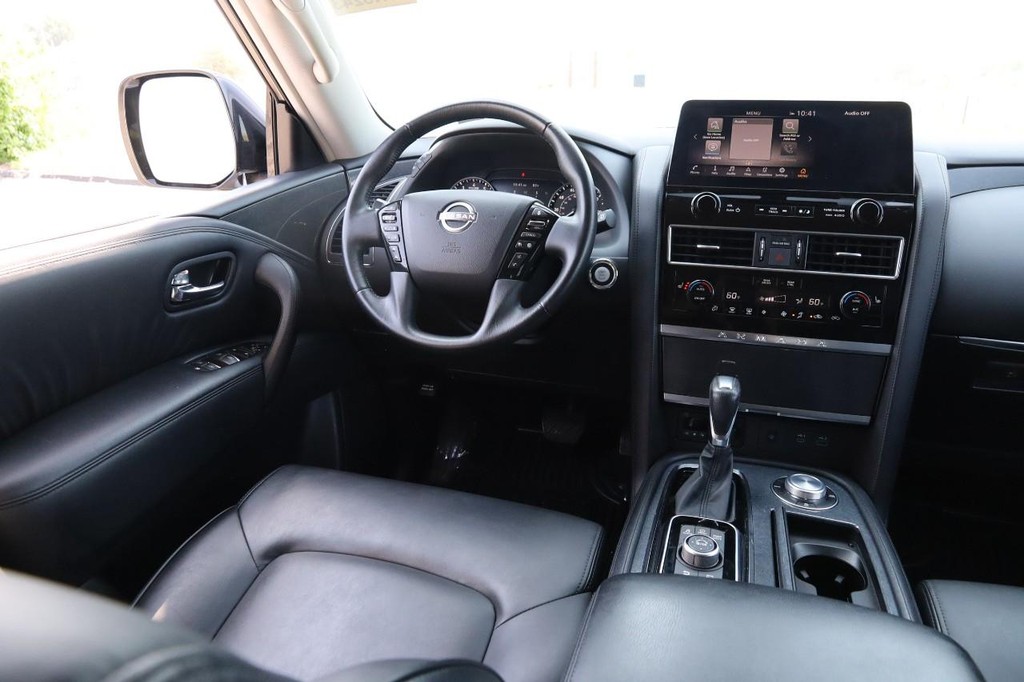 Nissan Armada Vehicle Full-screen Gallery Image 23