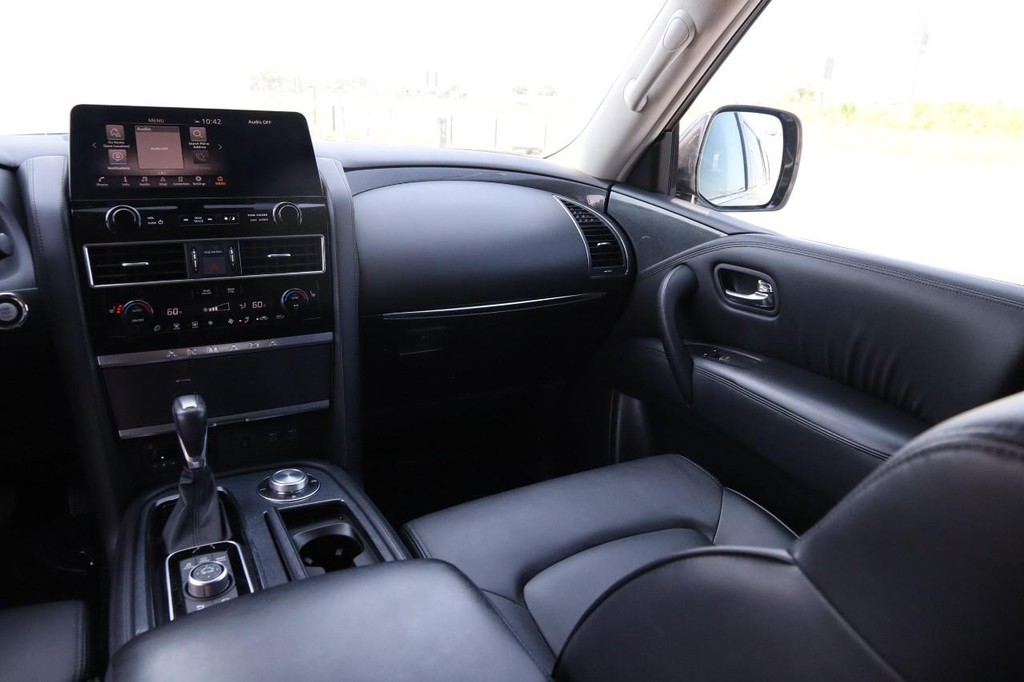 Nissan Armada Vehicle Full-screen Gallery Image 26