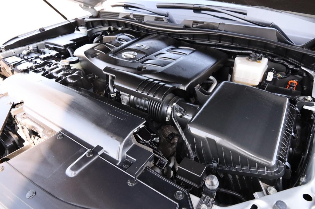 Nissan Armada Vehicle Full-screen Gallery Image 28