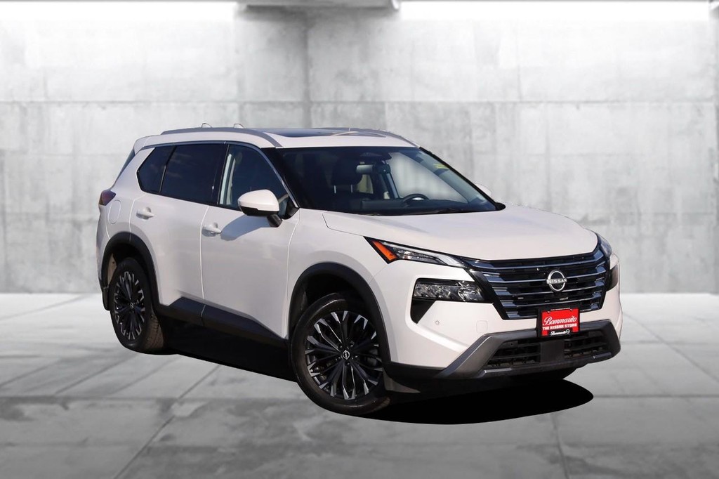 Nissan Rogue Vehicle Full-screen Gallery Image 2