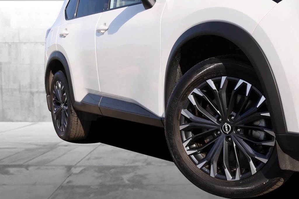 Nissan Rogue Vehicle Full-screen Gallery Image 3