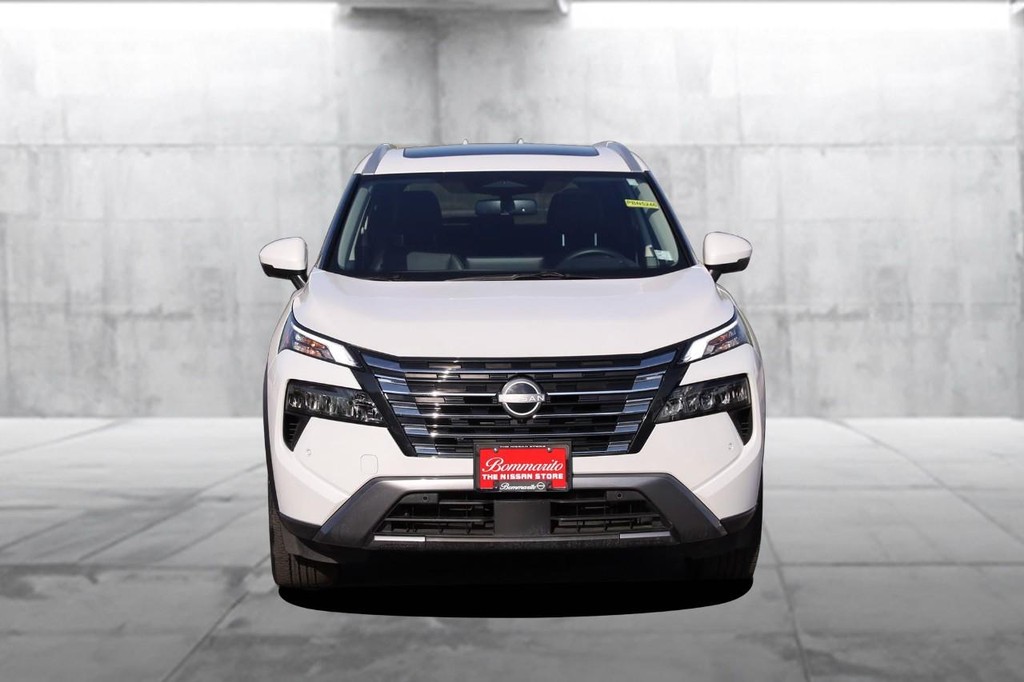 Nissan Rogue Vehicle Full-screen Gallery Image 4