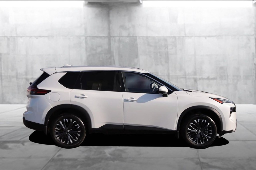 Nissan Rogue Vehicle Full-screen Gallery Image 5