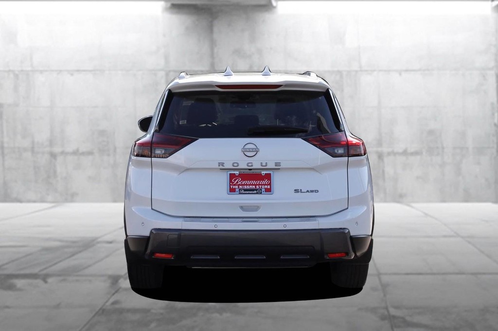 Nissan Rogue Vehicle Full-screen Gallery Image 6