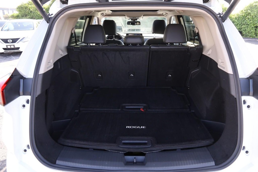 Nissan Rogue Vehicle Full-screen Gallery Image 7