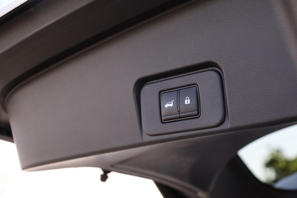 Nissan Rogue Vehicle Full-screen Gallery Image 8