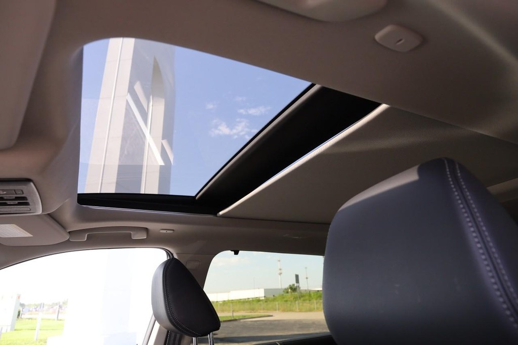 Nissan Rogue Vehicle Full-screen Gallery Image 9