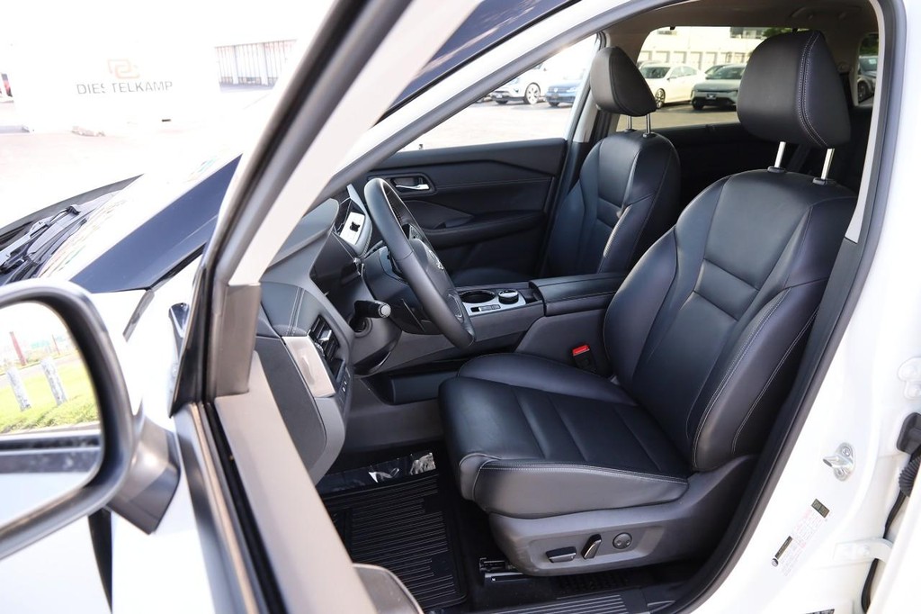 Nissan Rogue Vehicle Full-screen Gallery Image 10
