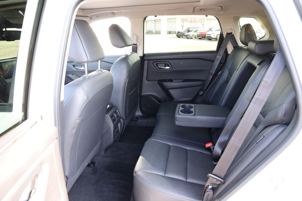 Nissan Rogue Vehicle Full-screen Gallery Image 11