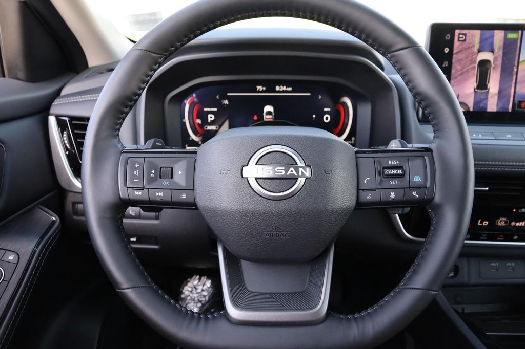 Nissan Rogue Vehicle Full-screen Gallery Image 12