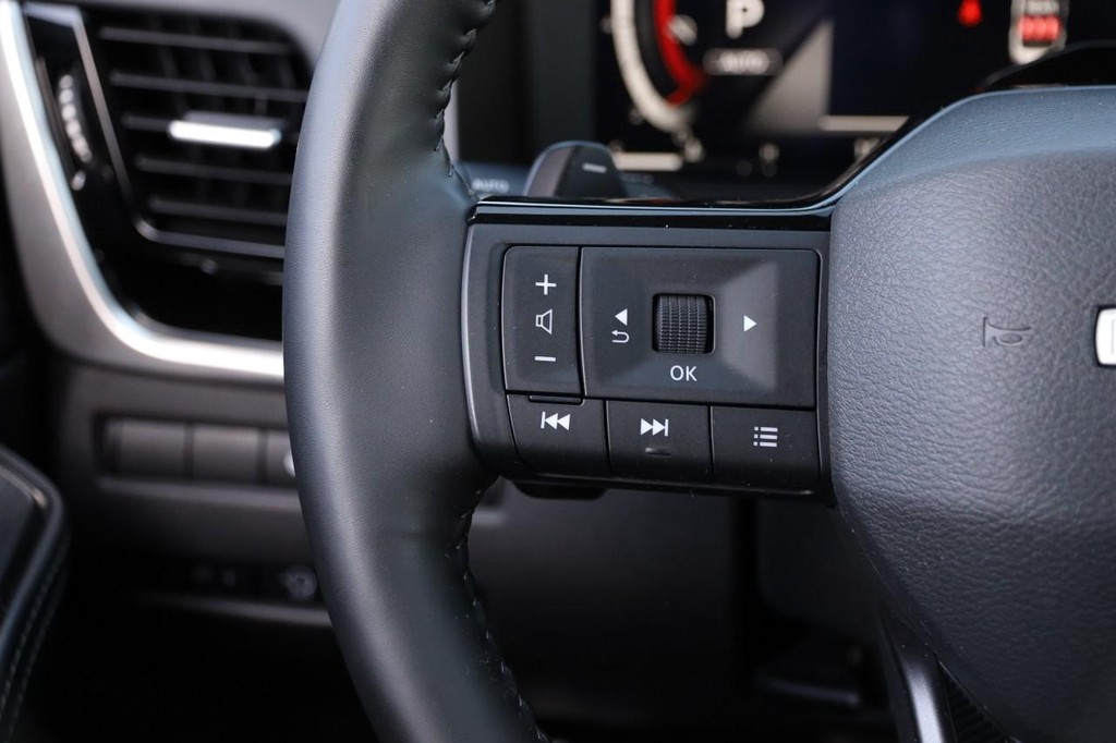 Nissan Rogue Vehicle Full-screen Gallery Image 13