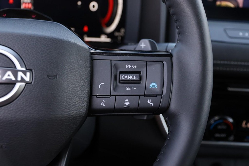 Nissan Rogue Vehicle Full-screen Gallery Image 14