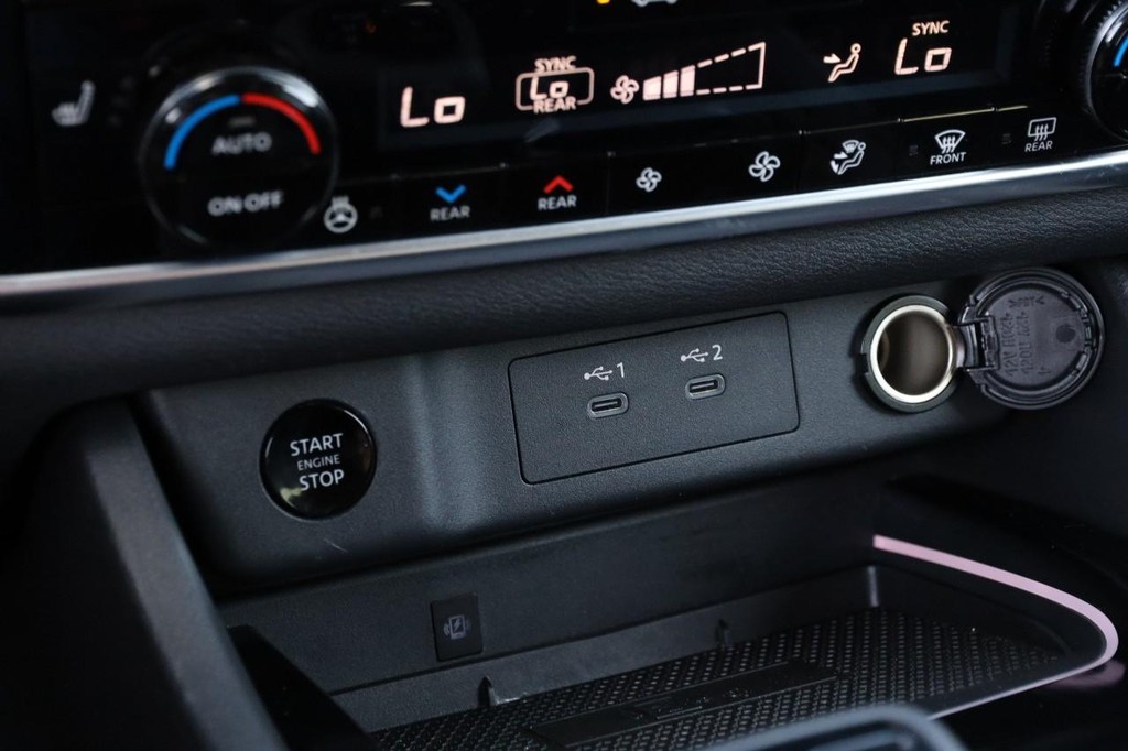 Nissan Rogue Vehicle Full-screen Gallery Image 20