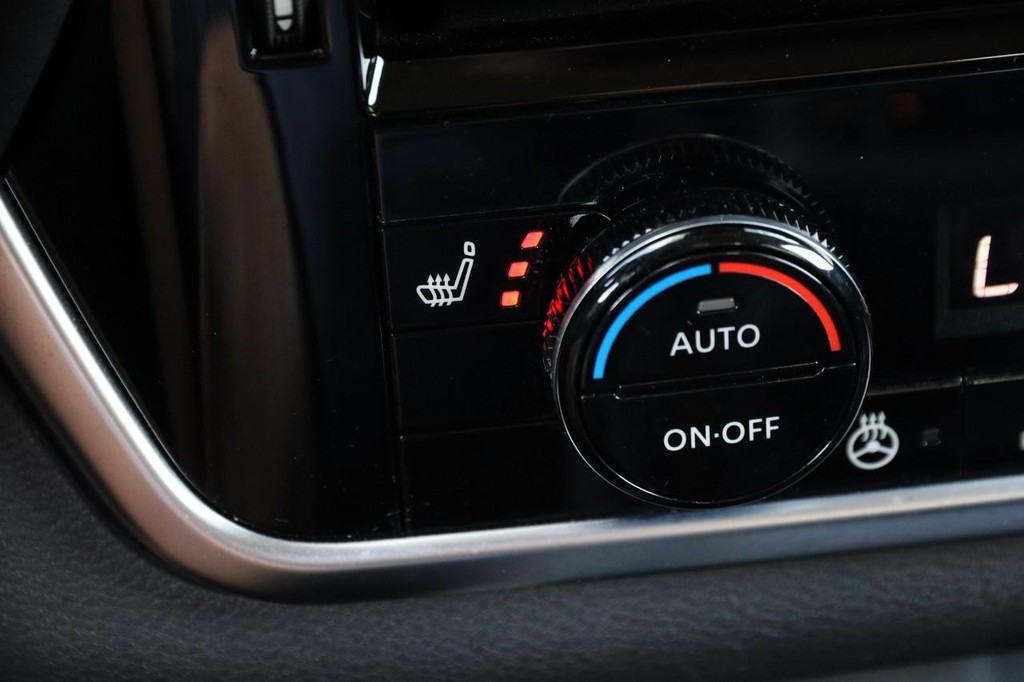 Nissan Rogue Vehicle Full-screen Gallery Image 21