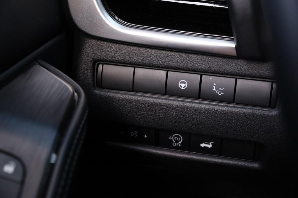 Nissan Rogue Vehicle Full-screen Gallery Image 23
