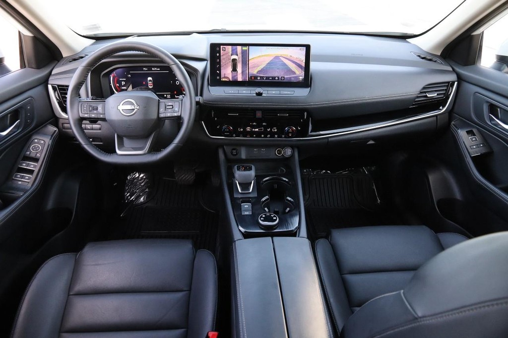 Nissan Rogue Vehicle Full-screen Gallery Image 24