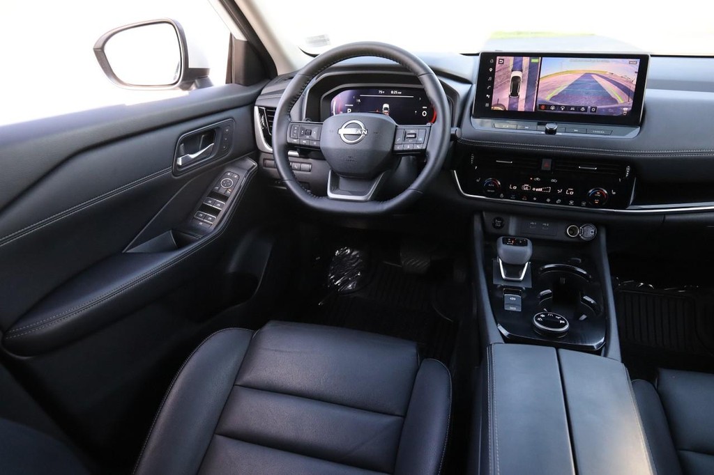 Nissan Rogue Vehicle Full-screen Gallery Image 25