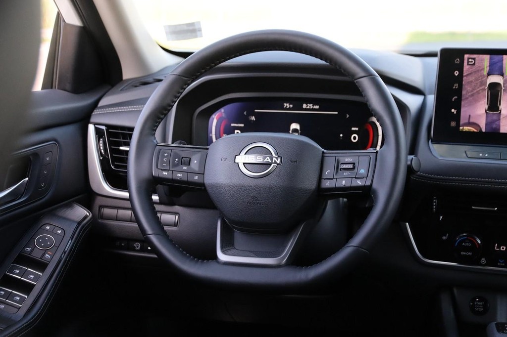 Nissan Rogue Vehicle Full-screen Gallery Image 26