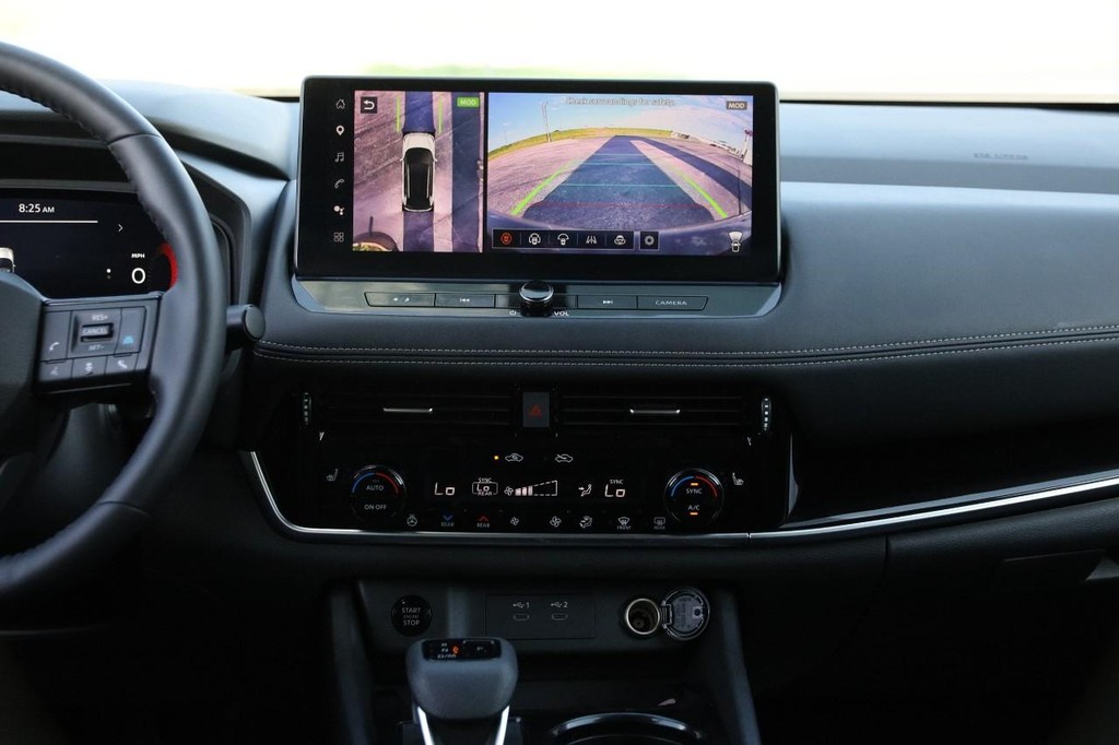 Nissan Rogue Vehicle Full-screen Gallery Image 27